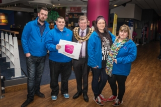 Bowling-Mayor-with-Lynx